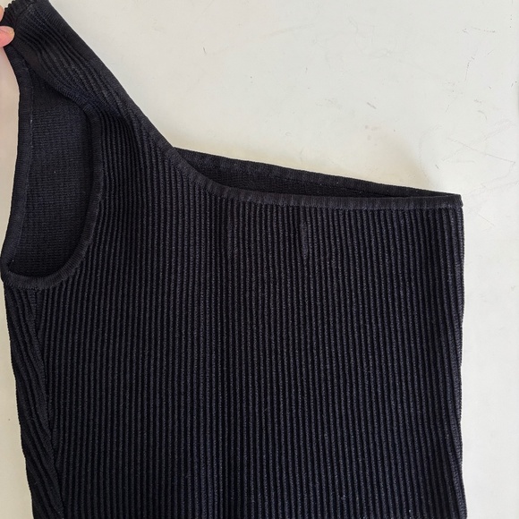 Aritzia Sculpt Knit one-shoulder tank - Picture 2 of 3